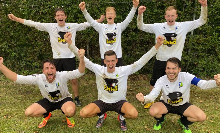 Groß war die Freude der Ennser Faustballer nach dem Sieg über Froschberg. Foto: AWN TV Enns