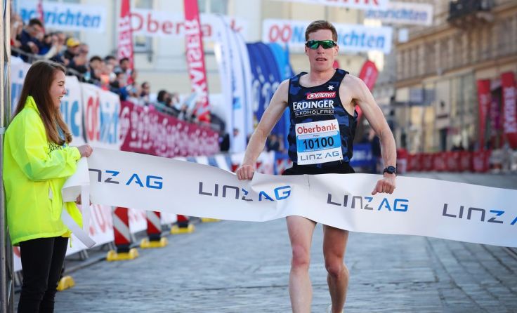 Peter Herzog beim Zieleinlauf des Linz Marathons 2017. Foto: Klaus Mitterhauser