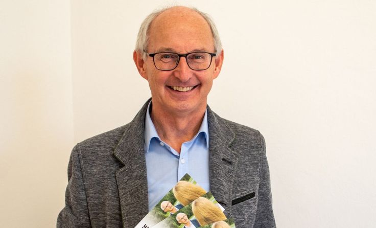 Vizebürgermeister Rudolf Höfler mit den gedruckten Ideenkarten. Foto: ÖVP Enns
