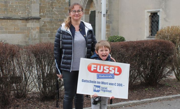 Daniela Kristaly und ihr Sohn Moritz freuen sich über den Gewinn. Foto: Thomas Lettner