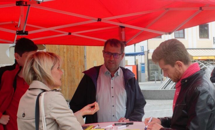 Vizebürgermeister Christian Deleja-Hotko im Gespräch mit Bürgern. (Foto: SPÖ Enns)