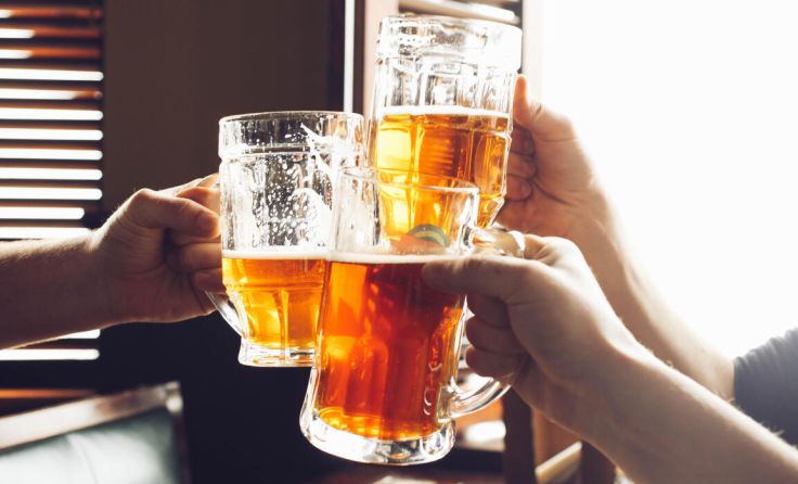 Die Feierlichkeiten beginnen um 10 Uhr mit einem Frühschoppen. (Foto: Studio KIWI/Shutterstock.com)