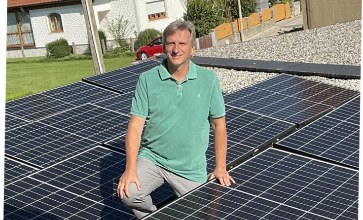 Werner Haas ließ voriges Jahr eine 5kWp-Anlage auf seinem Carport installieren. (Foto: Werner Haas)