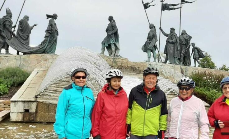 Die Radfahrer beim Nibelungendenkmal in Tulln. (Foto: PV Kronstorf)