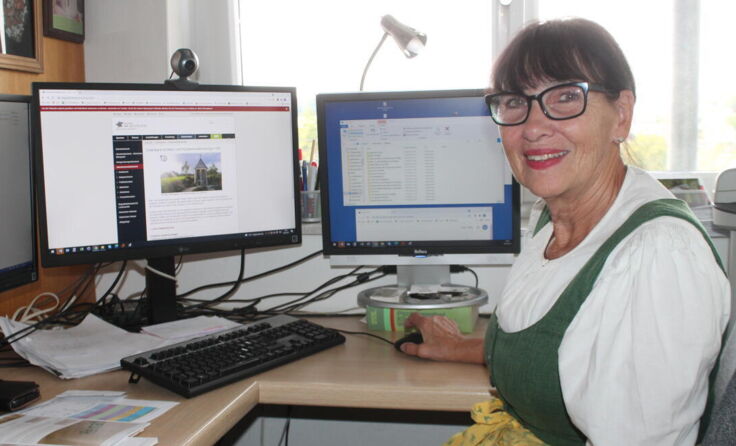 Brigitte Heilingbrunner gibt die Objekte über die Datenbank frei. (Foto: Thomas Lettner)