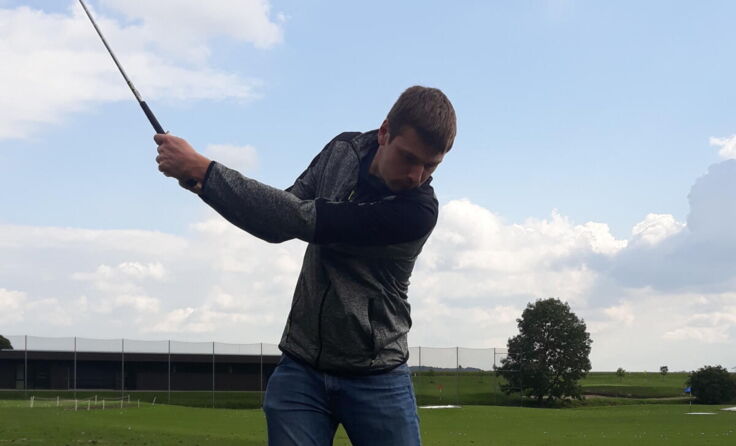 Den Ball darf man beim Abschlag nicht aus den Augen lassen. (Foto: Tips)