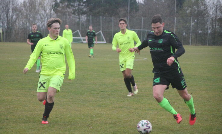 Strengbergs Nicolas Lenk (l.) im Zweikampf mit einem Gästespieler (Foto: Thomas Lettner)