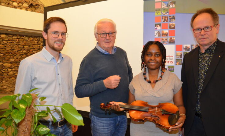 Tandiwe Kambanga kann nun wieder auf ihrer geliebten Geige spielen. (Foto: Passenbrunner)