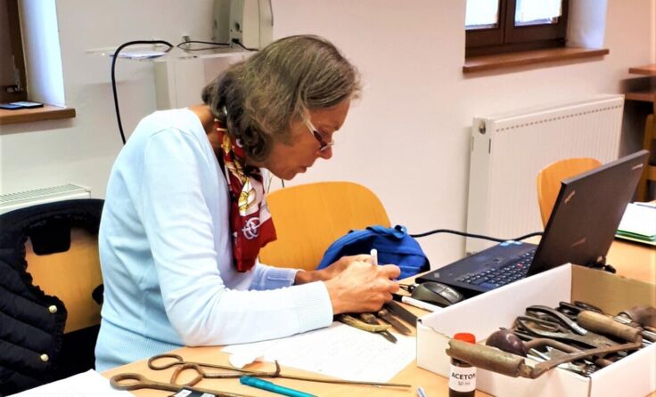 Eine Mitarbeiterin des Sattlermuseums Hofkirchen bei der Inventarisierung. (Foto: Sattlermuseum)