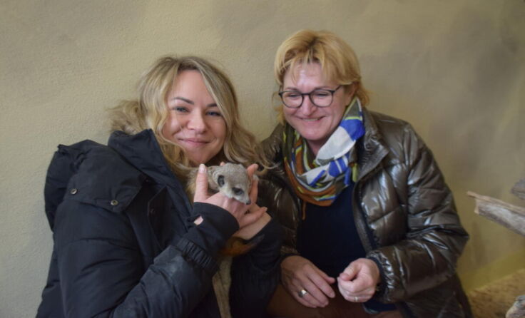 Anita und Anna Kirchweger mit ihrem Erdmännchen „Wilma“ (Foto: Herbert Stoschek)