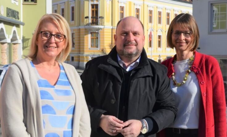 (V.l.) Iris Lehner, Bürgermeister Bernd Schützeneder, Ingeborg Fink-Schwarzmayr (Foto: Lehmann)
