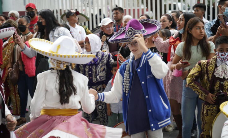 Sängerknabe Clemens tanzt in Chimalhuacan. (Foto: St. Florianer Sängerknaben)