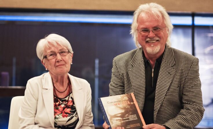 Autorin Charlotte Pauker und Fotograf und Gestalter Wolfgang Victor bei der Präsentation