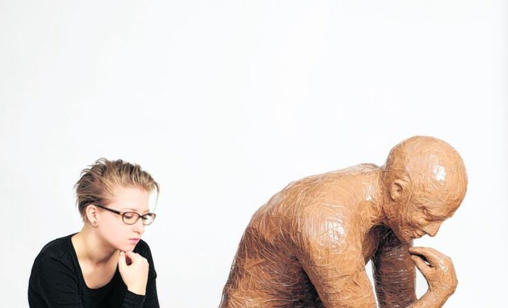 Lena Schmitberger mit ihrer Plastik