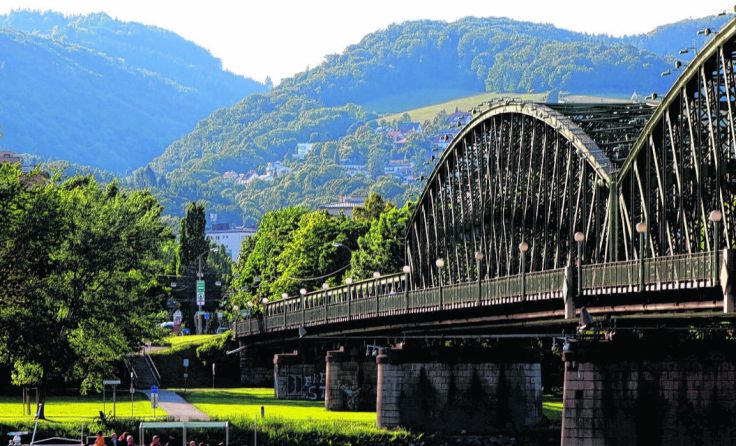 Im September wird über die Zukunft der Eisenbahnbrücke abgestimmt. Foto: Weihbold