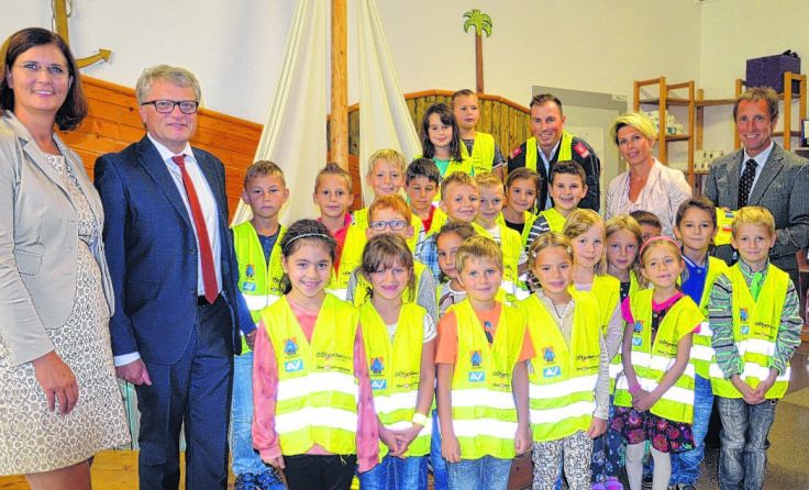 Beim Verteilen der Warnwesten in der VS 43 Foto: Zivilschutz 