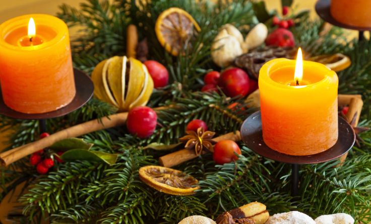 Natürliche Materialien sind ein Dauerbrenner bei der Weihnachtsdeko. Foto: Wodicka
