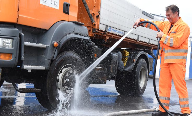 Auch die Fahrzeuge werden für den Winterdienst bestens vorbereitet. Foto: Stadt Linz