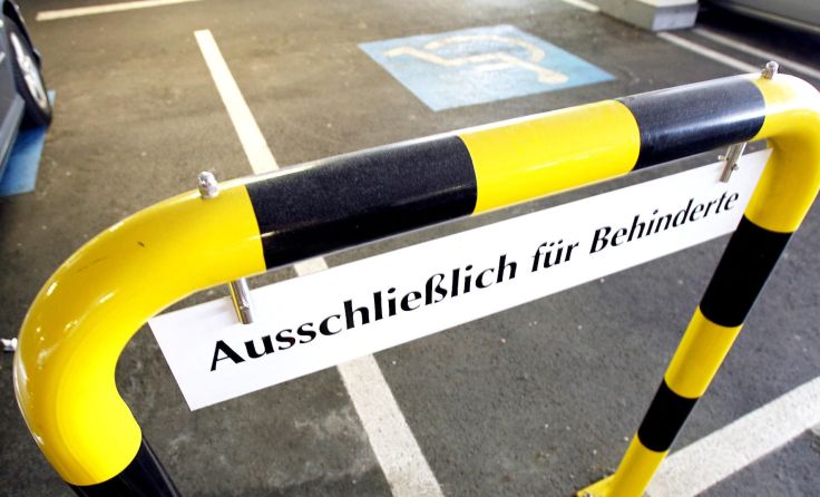 Nur mit einem gültigen Ausweis darf auf Behindertenparkplätzen geparkt werden. Foto: Weihbold