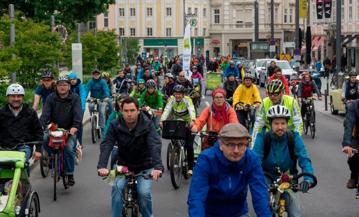 Ein ganzer Radkonvoy fuhr durch die Innenstadt. Foto: Radlobby OÖ