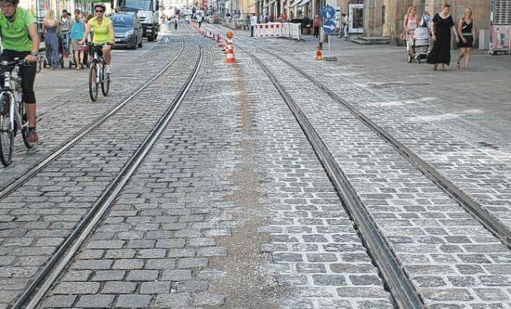 Der Pflasterstreifen neben den Schienen ist für Radfahrer schlecht zu nutzen.