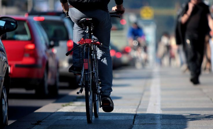 Radfahren in Linz – bei der Engstelle Nibelungenbrücke zwickt es gewaltig. Foto: Weihbold