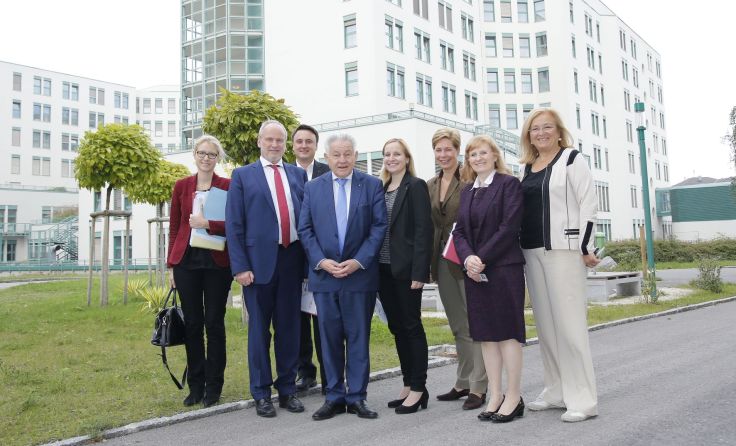Landeshauptmann Josef Pühringer bei seinem Besuch im Kepler Universitätsklinikum. Foto: Leutner