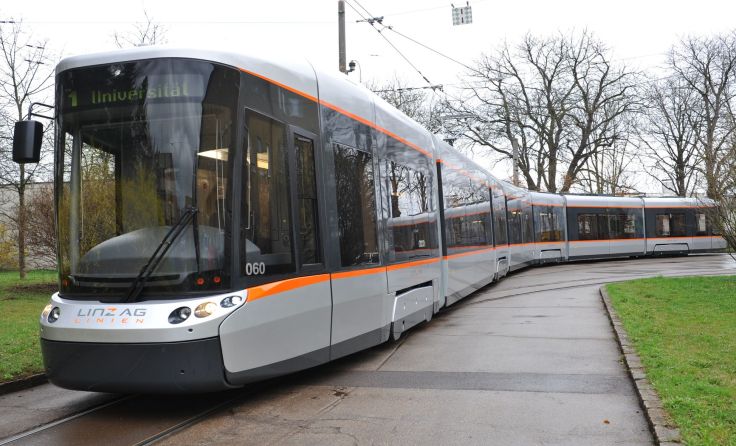 Auch die Straßenbahn fährt während der Semesterferien nach Ferienfahrplan. Foto: Linz AG