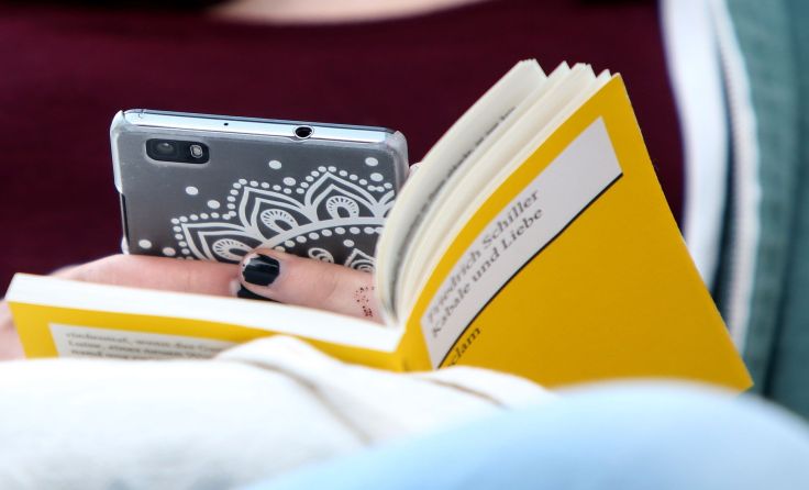 Trotz Smartphone & Co ist das Buch nicht obsolet: 57 Prozent lesen gerne. Foto: Weihbold