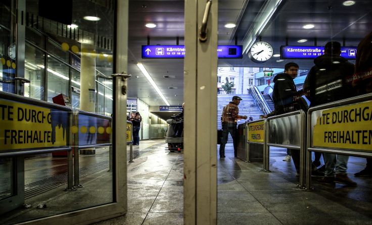 Die Geländer beim Ausgang zum LDZ werden ersetzt. Foto: Weihbold