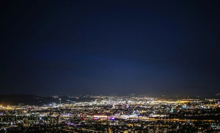 Der Großraum Linz strahlt bei Nacht. Foto: Weihbold