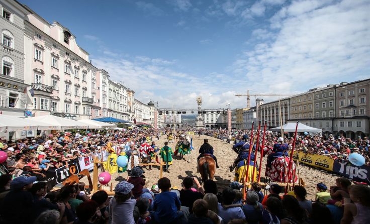 Auch dieses Jahr wieder verwandelt sich der Hauptplatz in einen Turnierplatz. Foto: Weihbold