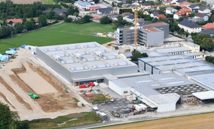 Das Werk in Attnang-Puchheim inklusive Baustelle Foto: Stiwa Group