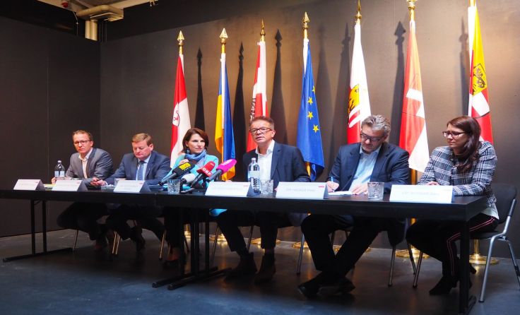 Die Referenten präsentierten mit Edtstadler die Ergebnisse der Konferenz. Foto: Tips/Stadler