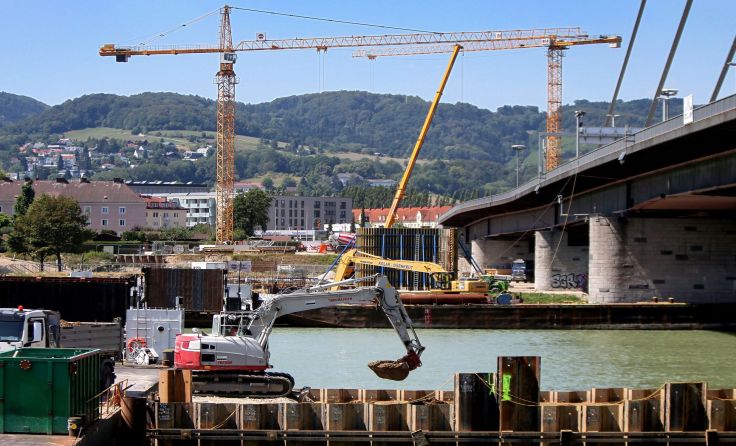 An den Donaubrücken wird fleißig gebaut. Foto: Weihbold