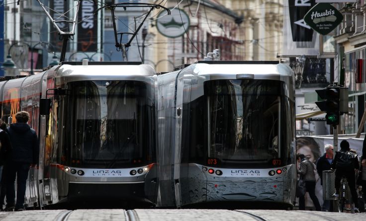 Eine Demo führt zu Verkehrsbehinderungen in der Innenstadt. Foto: Weihbold