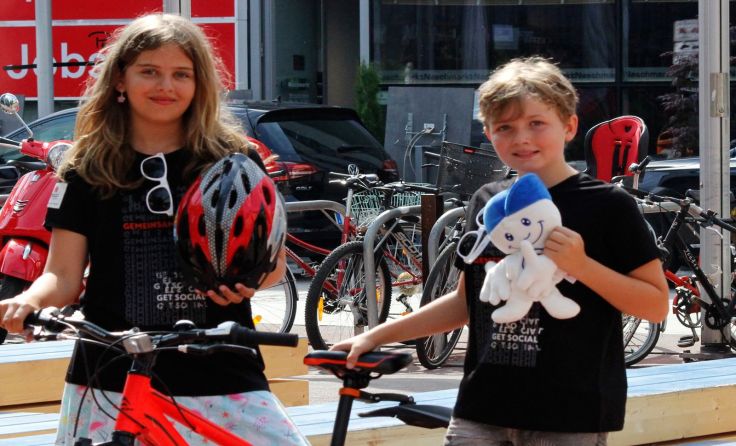Olivia und Emil haben die Radfahrprüfung gerade bestanden. Foto: OÖRK/Hartl