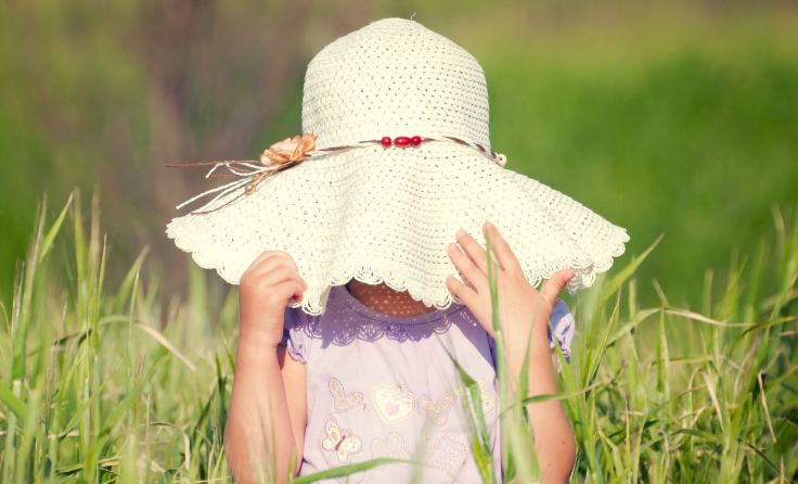 Eine Kopfbedeckung schützt den Kopf vor der Sonne. Foto: ZoranOrcik/Shutterstock.com