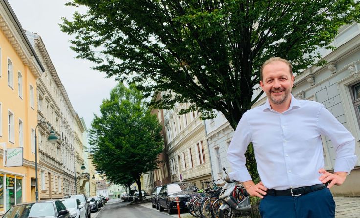 Bernhard Baier beim Lokalaugenschein in der Volksfeststraße Foto: privat
