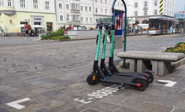 E-Scooter-Parkplätze sollen künftig durch die Anbieter angezeigt werden.Foto: Tips/Stadler