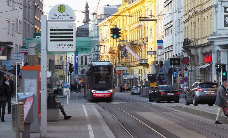 Eine Demonstration führt zu Verkehrsbehinderungen in der Linzer Innenstadt. Foto: Tips/Stadler