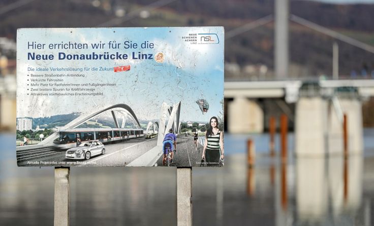 An der neuen Eisenbahnbrücke wird mit Hochdruck gearbeitet. Foto: Weihbold