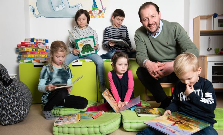 Familienbund Landesobmann Bernhard Baier in der Leseecke Foto: Ronald Posch/Familienbund OÖ