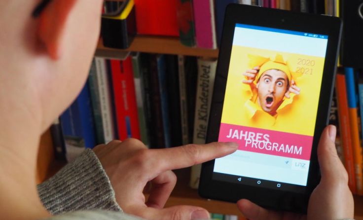 Das neue VHS-Jahresprogramm gibt es nun online oder als Programmbuch. (Foto: Tips/Stadler)