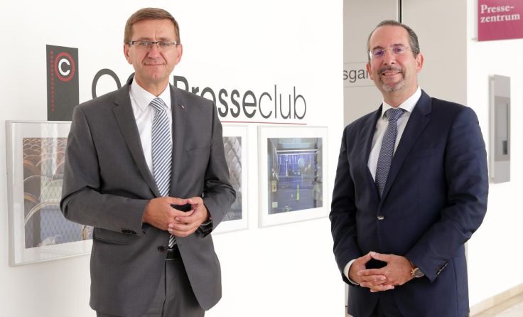 (v.l.) Landesrat Markus Achleitner und Professor Teodoro D. Cocca (Foto: Land OÖ/Grilnberger)