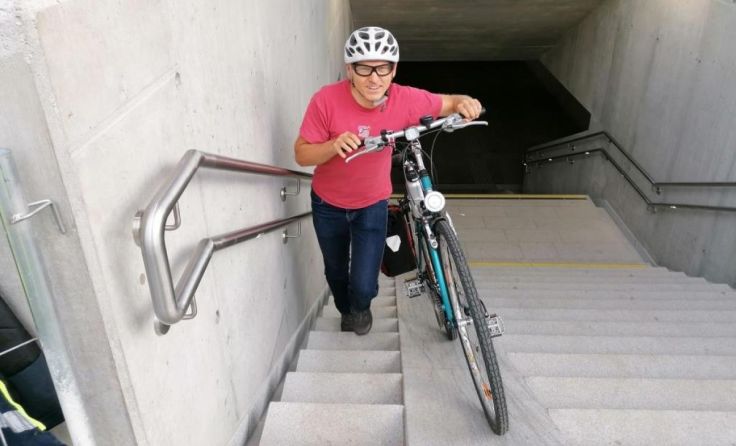 Eine steile Stiege mit schwer manövrierbarer Radrinne ersetzt nun eine Rampe. (Foto: Radlobby OÖ)
