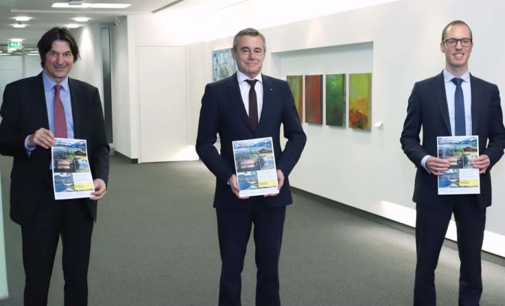 Brezinschek, Schaller, Reith mit der Immobilienstudie (Foto: RLB OÖ/Maringer)