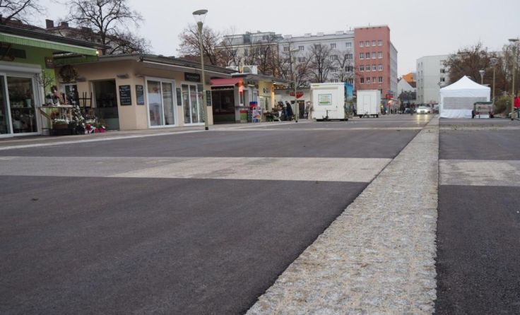 Der neu sanierte Marktplatz (Foto: Tips/Stadler)