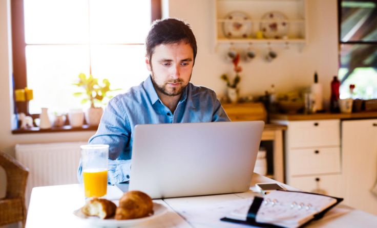 Rund die Hälfte der Befragten arbeitet vom Esstisch aus. (Foto: Halfpoint/Shutterstock.com)