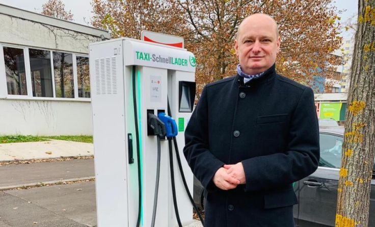 Markus Hein bei einer der Schnellladestationen (Foto: FPÖ Linz)